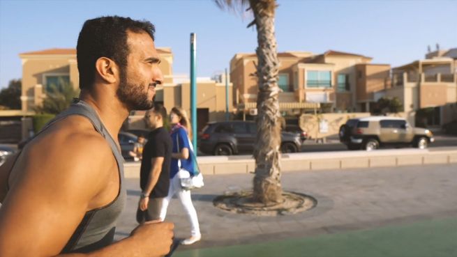 go to Aus Trauer: Lifecoach motiviert am Strand von Dubai